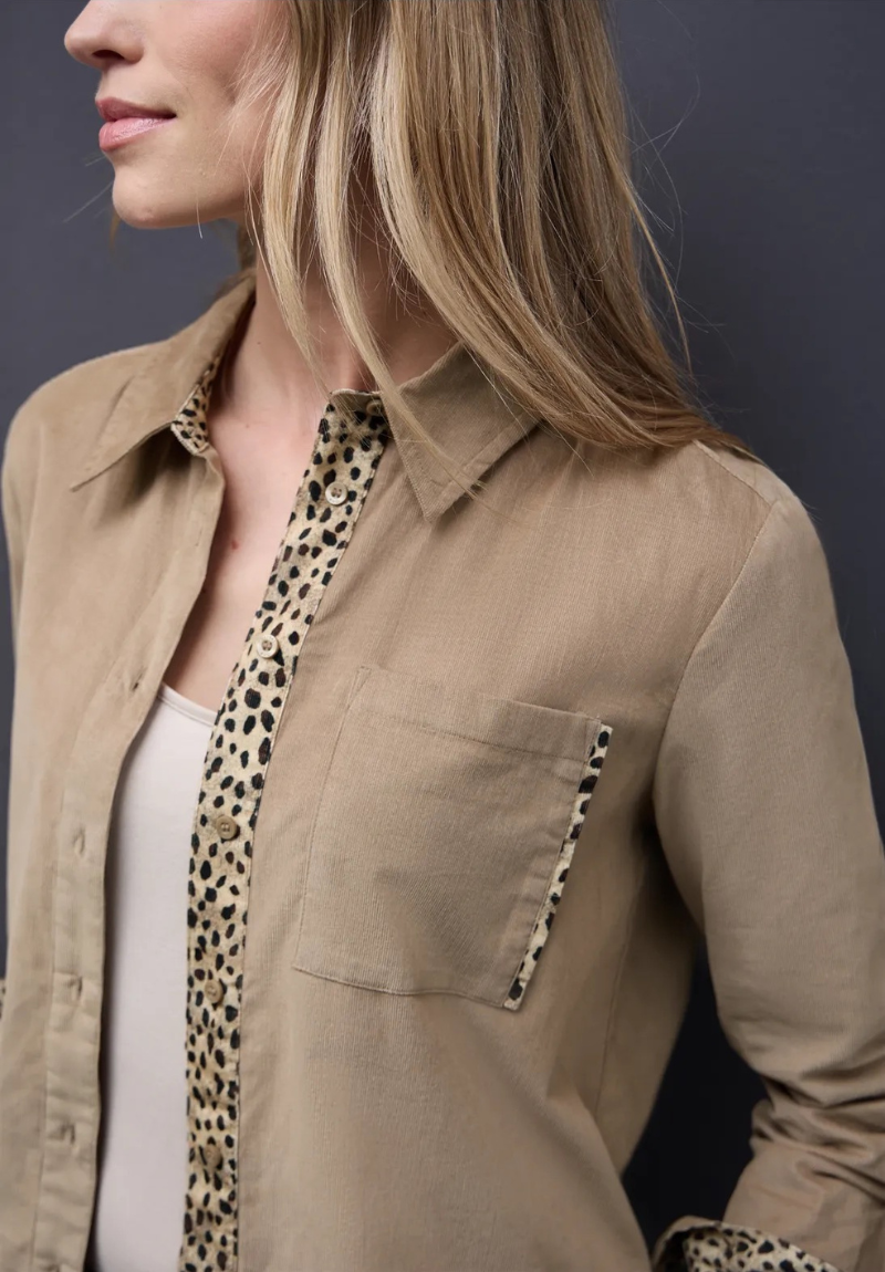 Chemise velours beige et détails léopard – Image 3